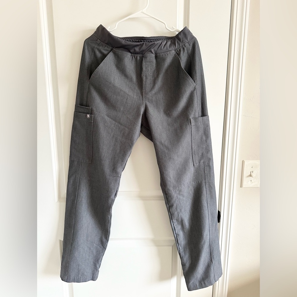 Fig’s men’s cargo scrub pants